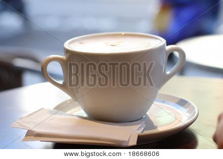 velký šálek kávy mělké DOF