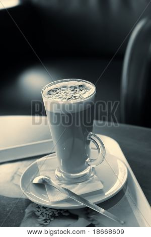 Kaffee Latte, Rendern in abstrakte gelblich blau (weiße Balans ist richtig)