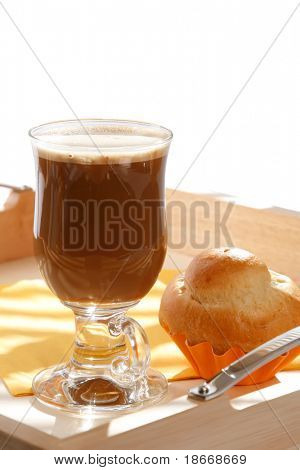 เด็ดบนถาดเสิร์ฟ Brioche ฝรั่งเศส กว่าสีขาวและกาแฟ