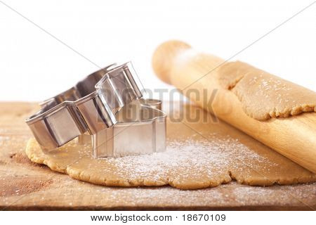 Vánoční perník cookie frézy na těsto s váleček, bílé pozadí