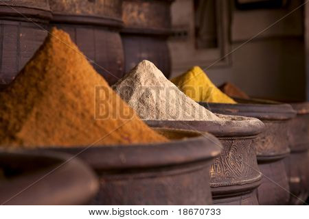 Mucchio di spezie (zenzero in polvere) nel negozio di strada di Marrakech