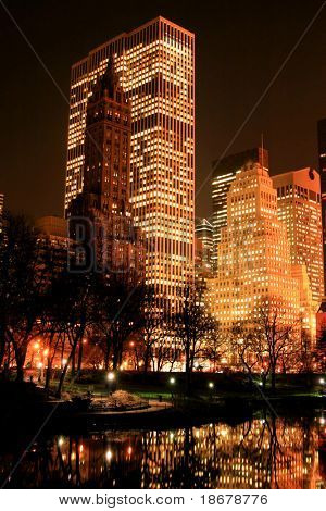 セントラル ・ パーク、早期夜、ニューヨーク市マンハッタンのスカイライン