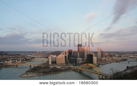 Horizonte de Pittsburgh de Mount Washington à noite.