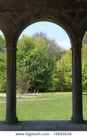  Arch i trädgården