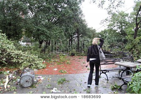 QUEENS, New York - 16 settembre: Tornado colpisce New York City il 16 settembre 2010 a Forest Hills, NY