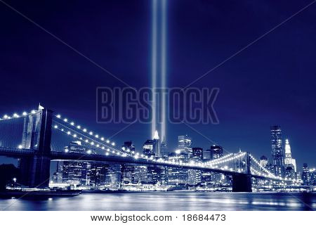 Ponte di Brooklyn e le torri delle luci di notte