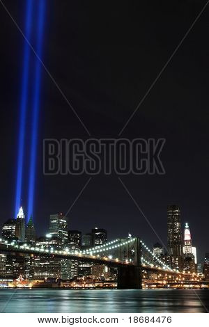 Ponte di Brooklyn e le torri delle luci di notte