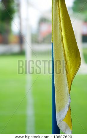 Dettaglio di un campo di calcio (calcio) con una bandiera gialla angolo