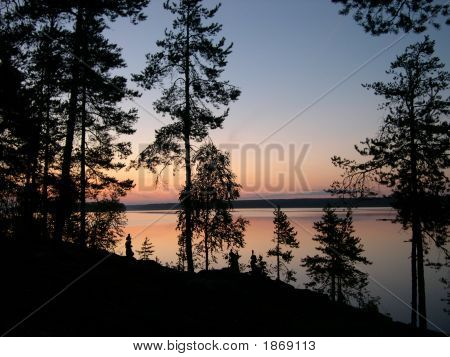 Un tramonto nel lago foresta