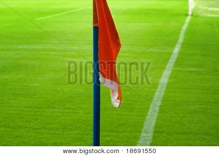 Dettaglio di un campo di calcio (calcio) con una bandierina d'angolo