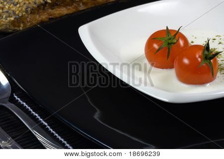 Sopa cremosa con tomates rojos pequeños cerca de foto
