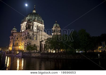 Berliner Dom и реки Шпрее в ночное время