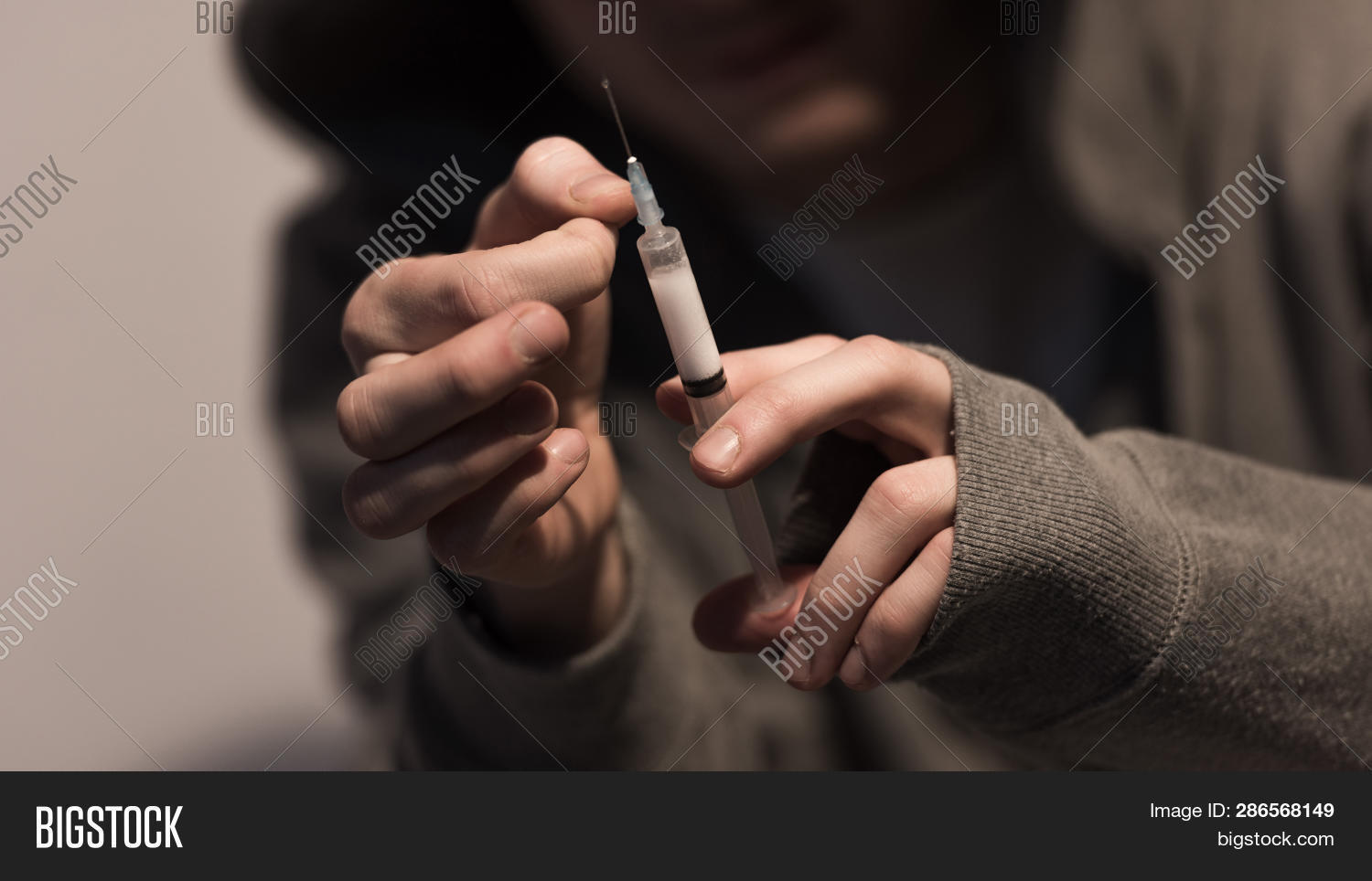 Как выглядит держало. Арбалет гриммеля. Рука держит гвоздь. Палочки для еды. Как выглядит держало.