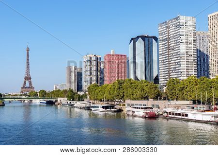 Paris, France - August 15, 2018: Front De Seine -also Known As Beaugrenelle- With Eiffel Tower In Ba