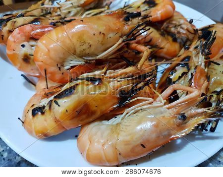 Top View Of Barbecued Shrimp On Plate In Restaurant, Grilled Giant River Prawn As A Background ( Mac