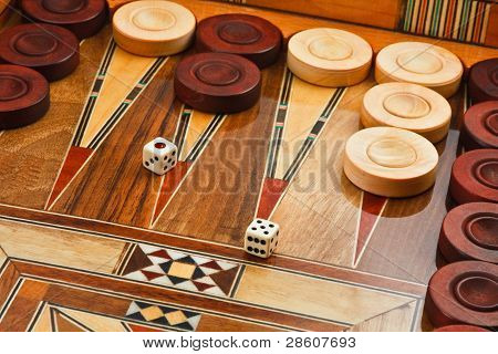2 Tärningar på Backgammon Desk