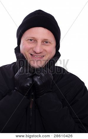Mann mit Handschuhen und einer MÃ¼tze lÃ¤chelt