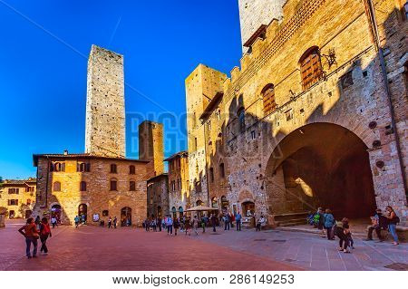 San Gimignano, Tuscany, Italy - October 25, 2018: Old Medeival Square And Towers In Typical Tuscan T