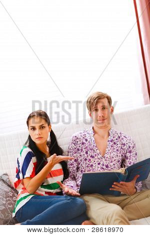 Pige viser utilfredshed med hvad hun så i fotoalbummet