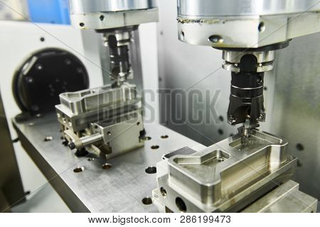 two spindel CNC milling machine at simultaneous metal working