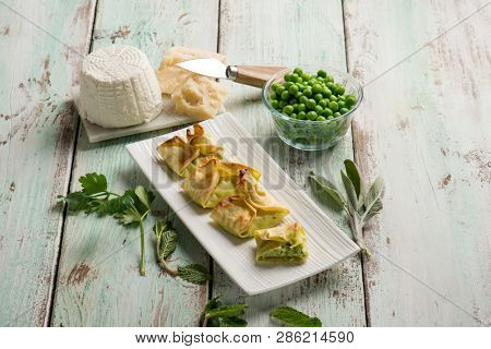 fagottini filled with ricotta parmesan cheese and green peas