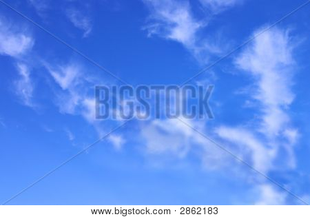 Panneau blanc et bleu ciel