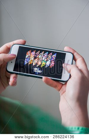 Los Angeles, California, Usa - 25 February 2019: Hands Holding A Smartphone With Vainglory Moba Game
