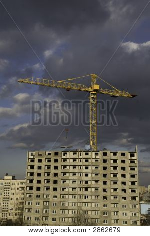 Local de construção em clima sombria