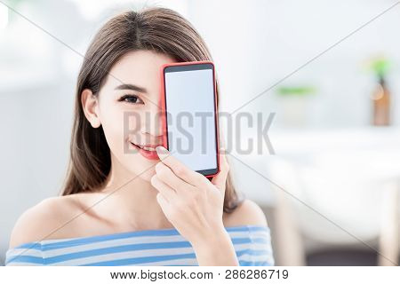 Pretty Woman Show Her Brandnew Smart Phone With Empty Screen