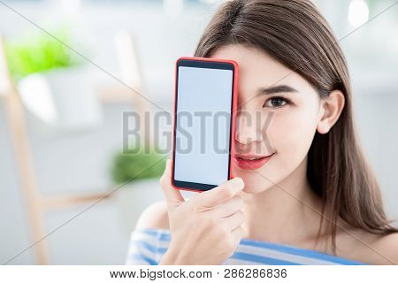 Pretty Woman Show Her Brandnew Smart Phone With Empty Screen