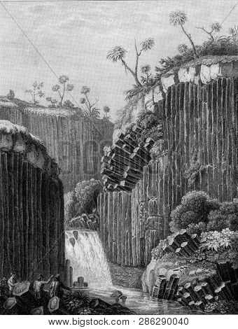 Basalt columns of the Cascade de RÃ©gla in Mexico, vintage engraved illustration. From the Universe and Humanity, 1910.
