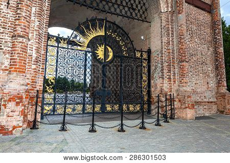 Kazan, Tatarstan, Russia - June 10, 2018: Openwork Gates From Forged Metal Of Falling Tower Syuyumbi