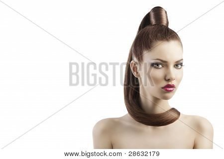 Orgogliosa e Sexy giovane donna, lei sembra In alla lente con una ciocca di capelli intorno al collo