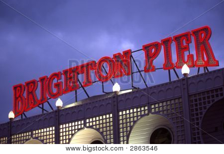 Světelné znamení na Brighton Pier. East Sussex. Anglie