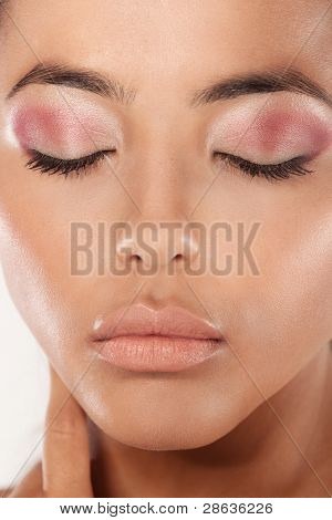 Una belleza closeup disparo af cara de una mujer joven con sutil magenta sombra de ojos, ojos, cerrado.