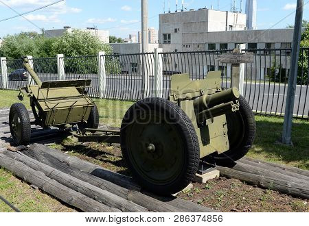 Moscow, Russia - June 20, 2018: 76-mm Regimental Cannon Model 1927 On Poklonnaya Hill In Moscow