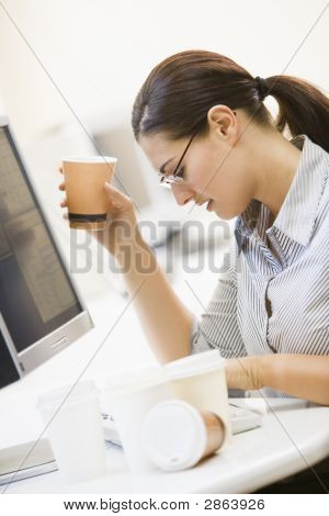 Operaio femminile ufficio alla scrivania