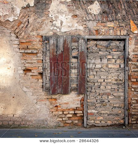 Vecchia parete con finestra Immured