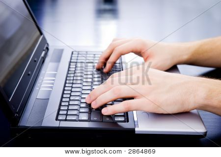 Mani maschile digitando sulla tastiera di un Notebook