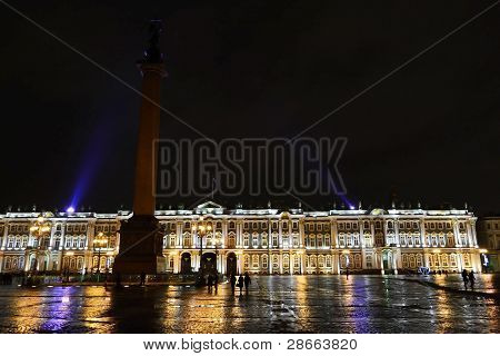 La piazza del palazzo a San Pietroburgo di notte