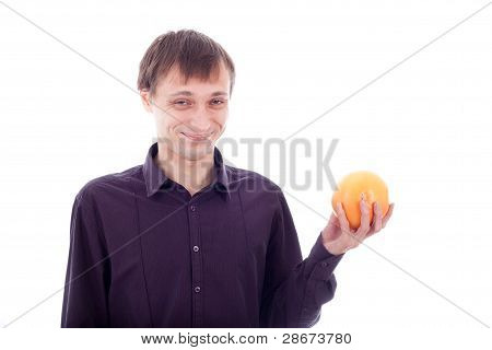 Homem careta, segurando a fruta azeda