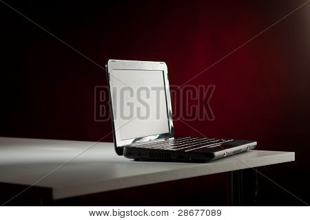 portátil en una mesa