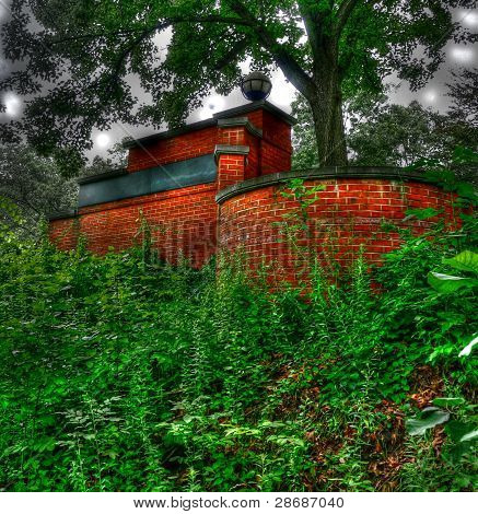 Brick in vegetatie