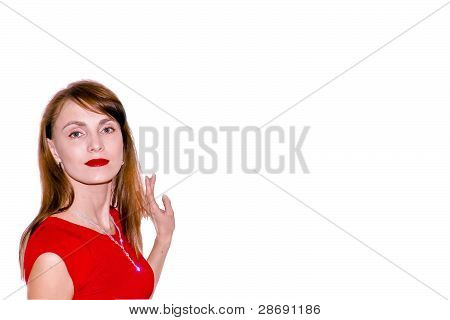 Ragazza in un abito rosso brillante su sfondo bianco
