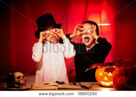 Foto av två kuslig pojkar skrämmande människor på Halloween