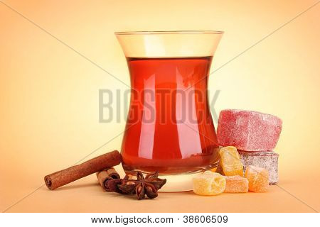 Glas türkischen Tee und Freude, Rahat auf Beige Hintergrund