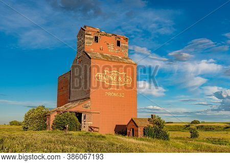 Brooking, Sk- July 18, 2020: Sunset Over The Abandoned Grain Elevator In The Ghost Town Of Brooking,