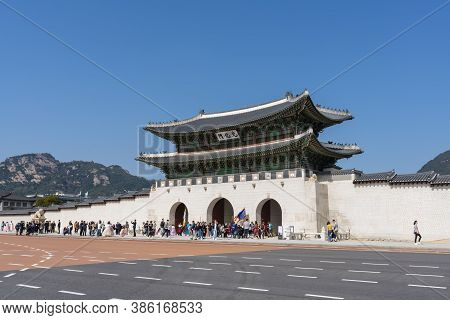 Seoul, South Koera - Oct 24, 2019: Tourists Visiting Gwanghwamun Gate At Gyeongbokgung Palace In Seo
