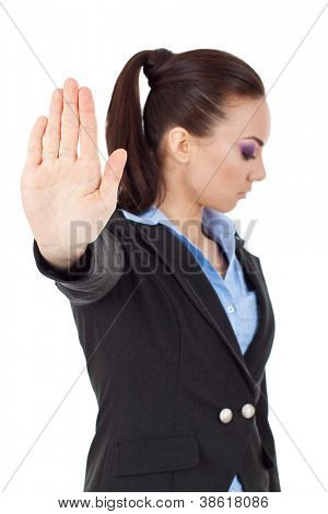 donna giovane business tenendo la mano per interrompere viewer. parlare al gesto della mano, guardando lontano dal