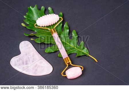Double Sided Dermatology Roller And Gua Sha Scraper Made Of Rose Quartz For Rejuvenating And Wellnes